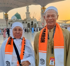 Bapak Carsadi dan Istri - Jazirah Travel Umroh Cirebon
